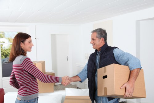 Local movers providing packing and storage support in Battersea